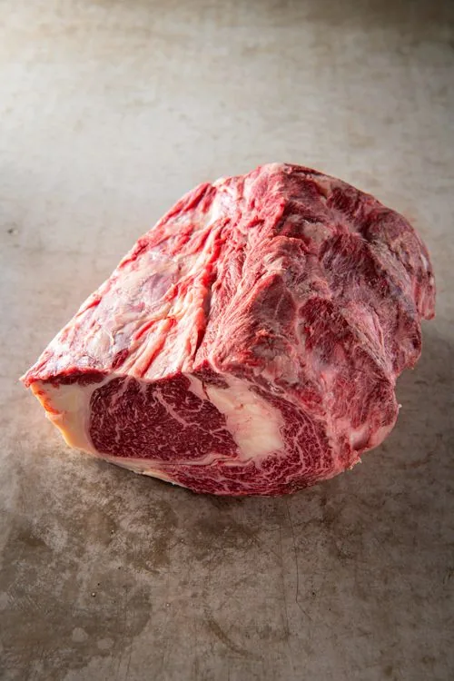 Grote rib eye van Wagjoe-rund met diepe marmering op een stenen ondergrond