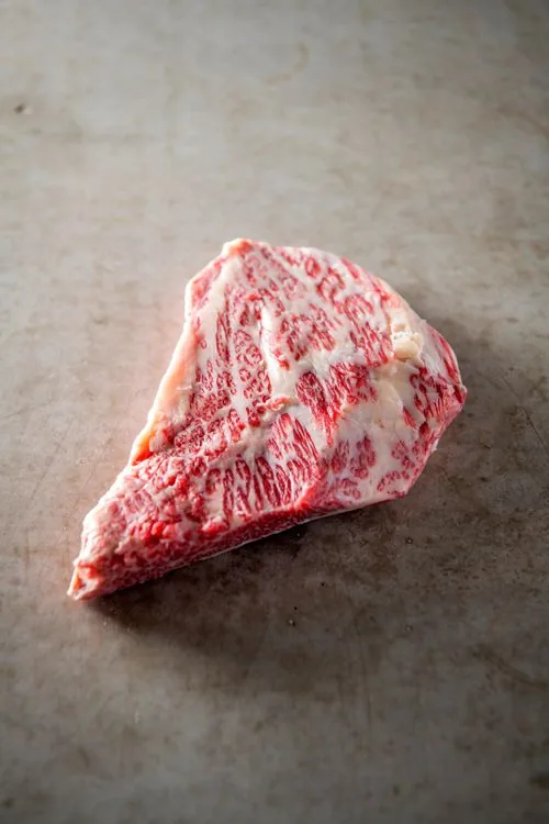 Marmerde Wagyusnede op een neutrale stenen ondergrond